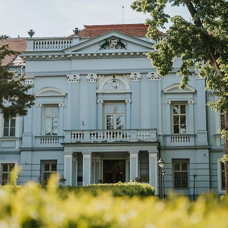 Hotel Kastiel Mojmirovce Экстерьер фото