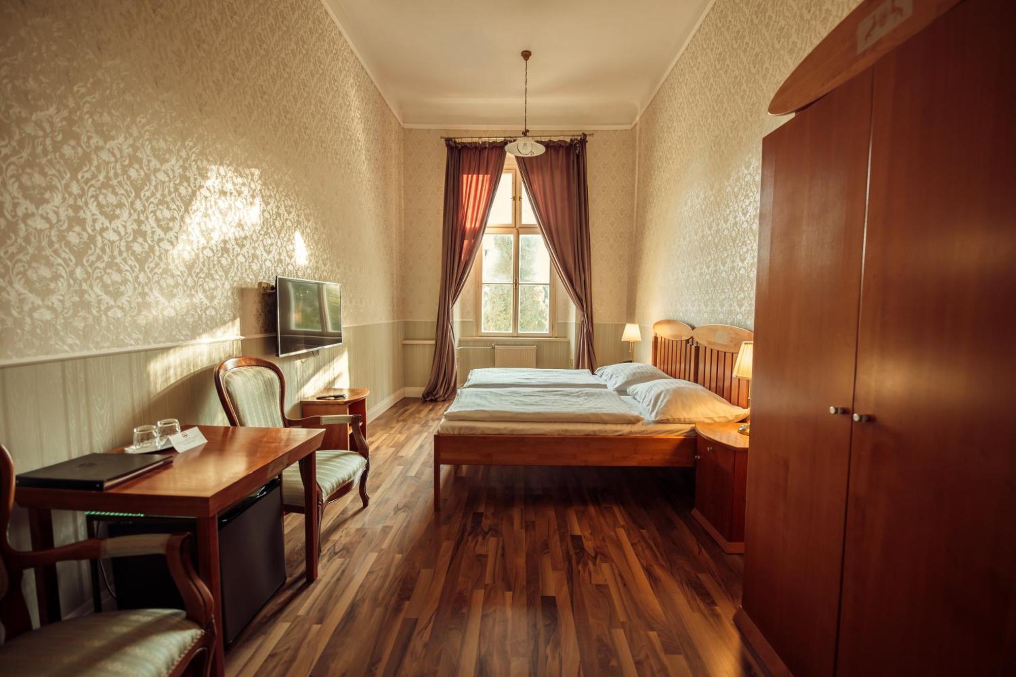 Hotel Kastiel Mojmirovce Экстерьер фото
