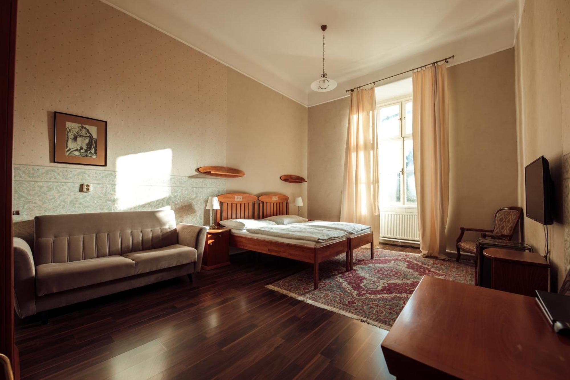 Hotel Kastiel Mojmirovce Экстерьер фото