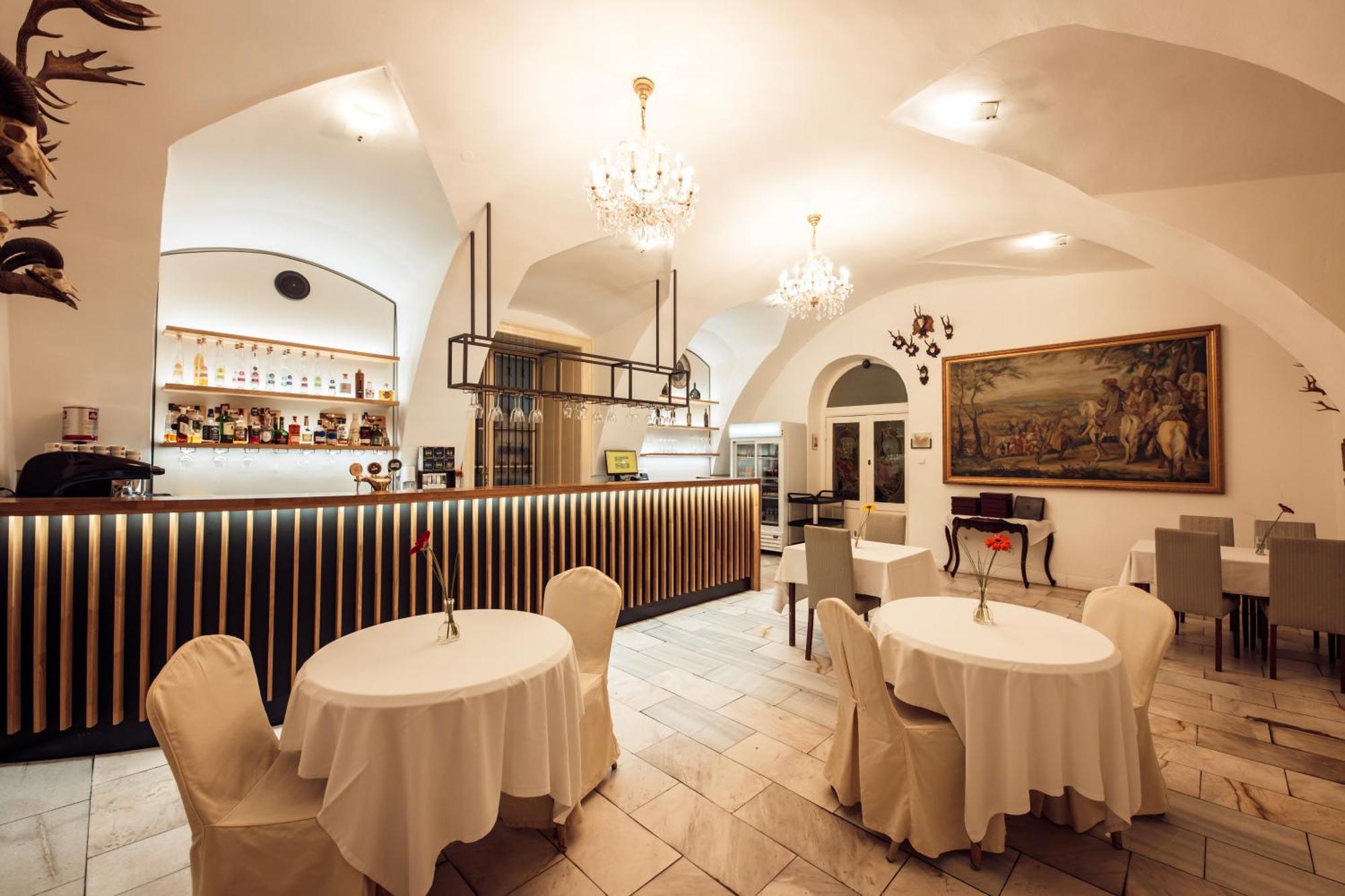 Hotel Kastiel Mojmirovce Экстерьер фото