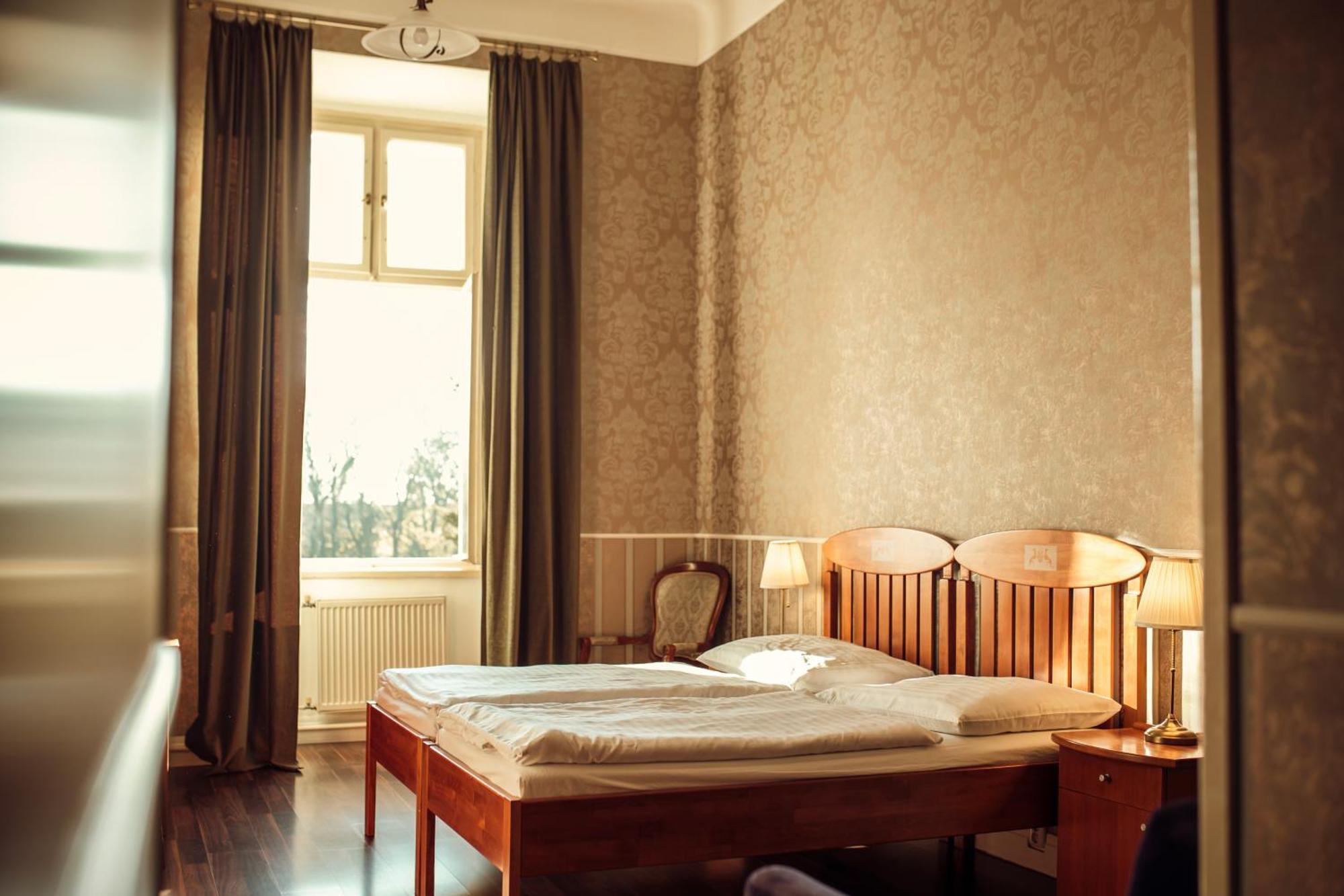 Hotel Kastiel Mojmirovce Экстерьер фото