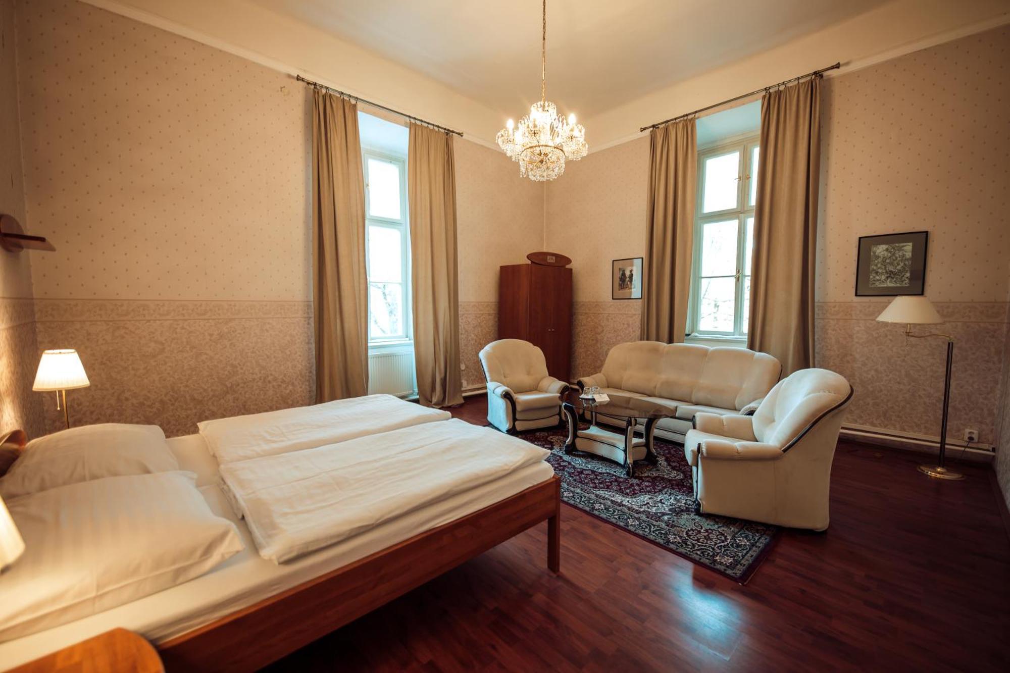 Hotel Kastiel Mojmirovce Экстерьер фото