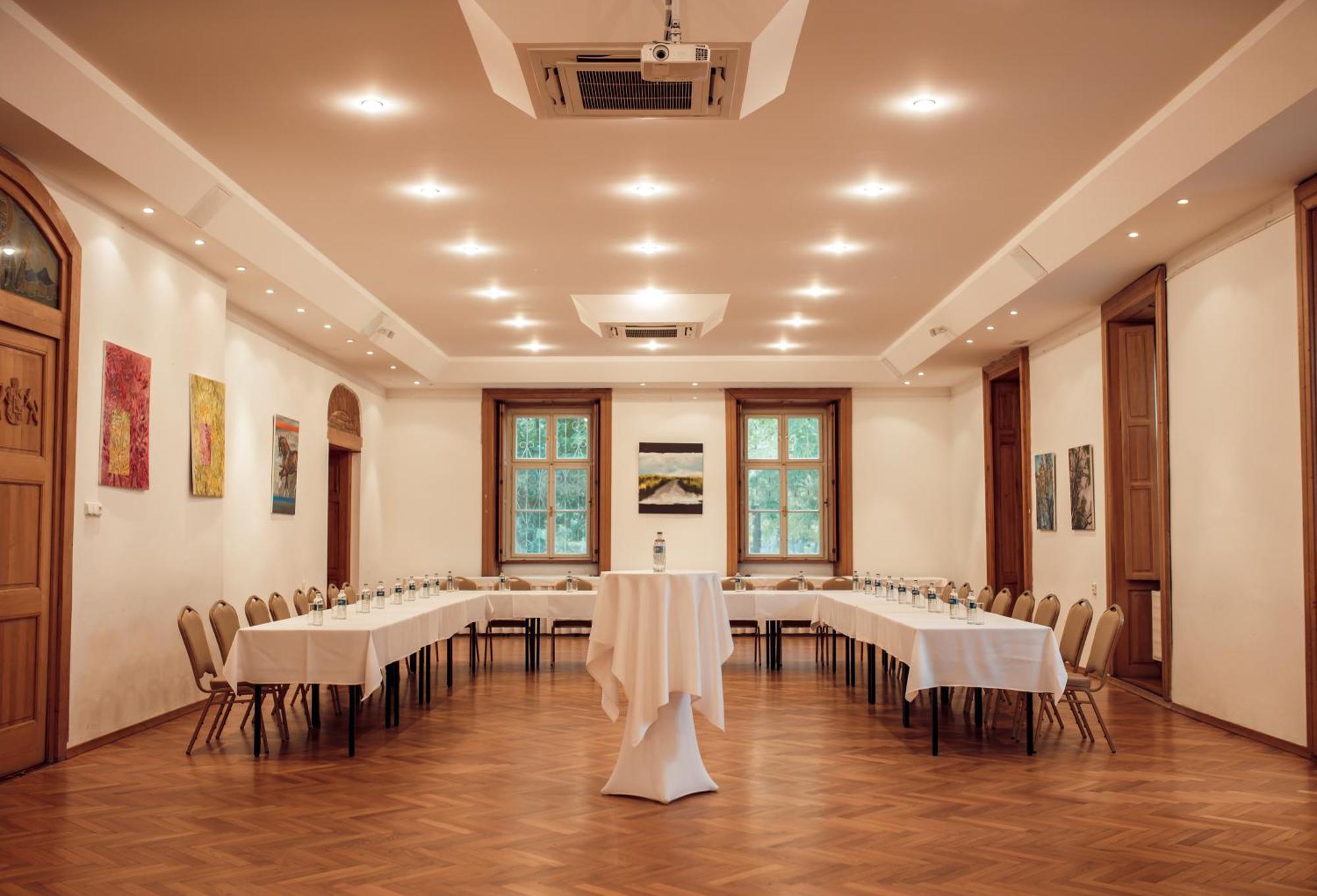 Hotel Kastiel Mojmirovce Экстерьер фото