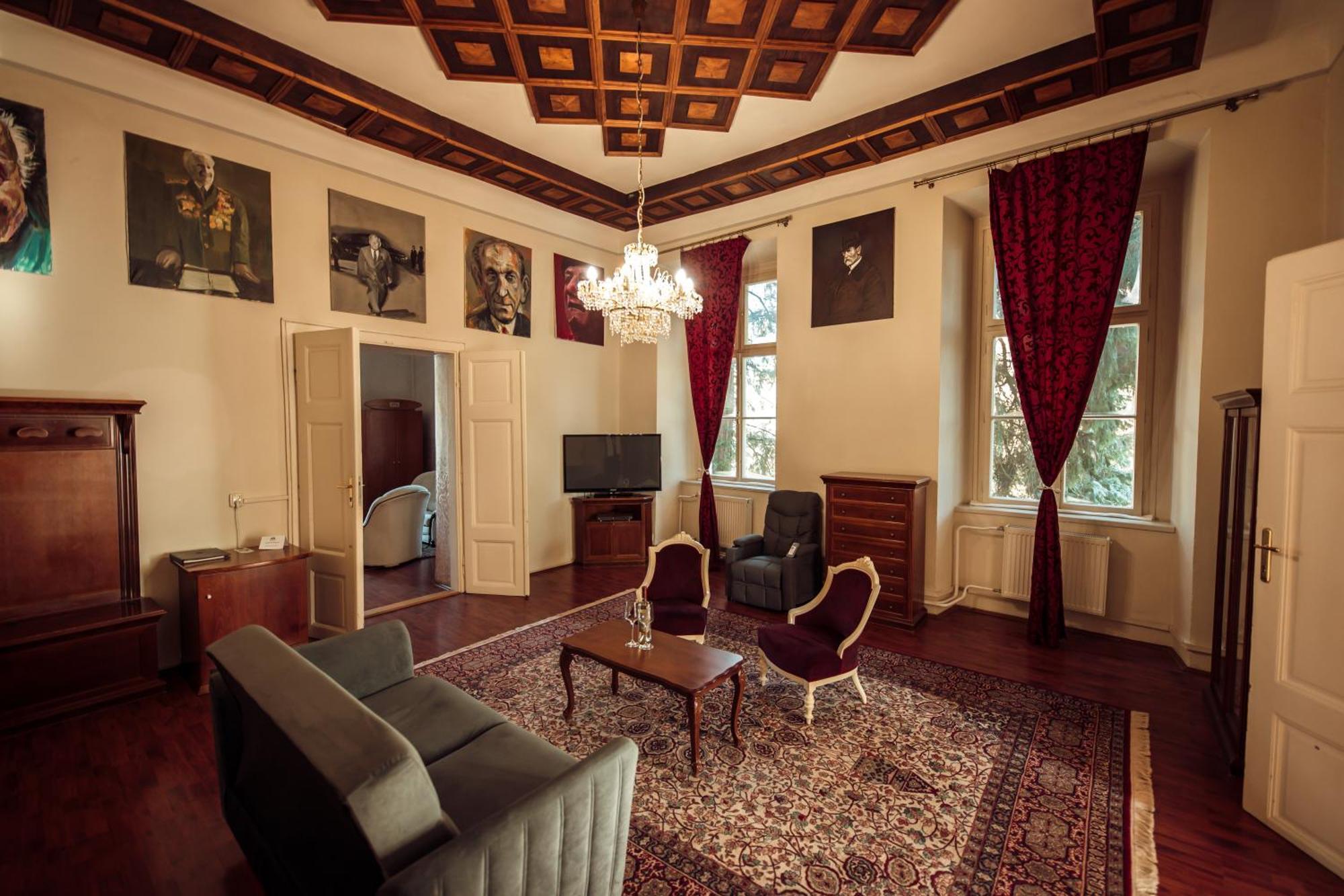 Hotel Kastiel Mojmirovce Экстерьер фото