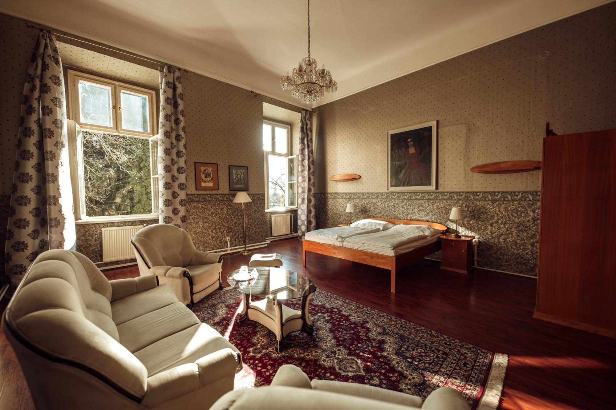 Hotel Kastiel Mojmirovce Экстерьер фото