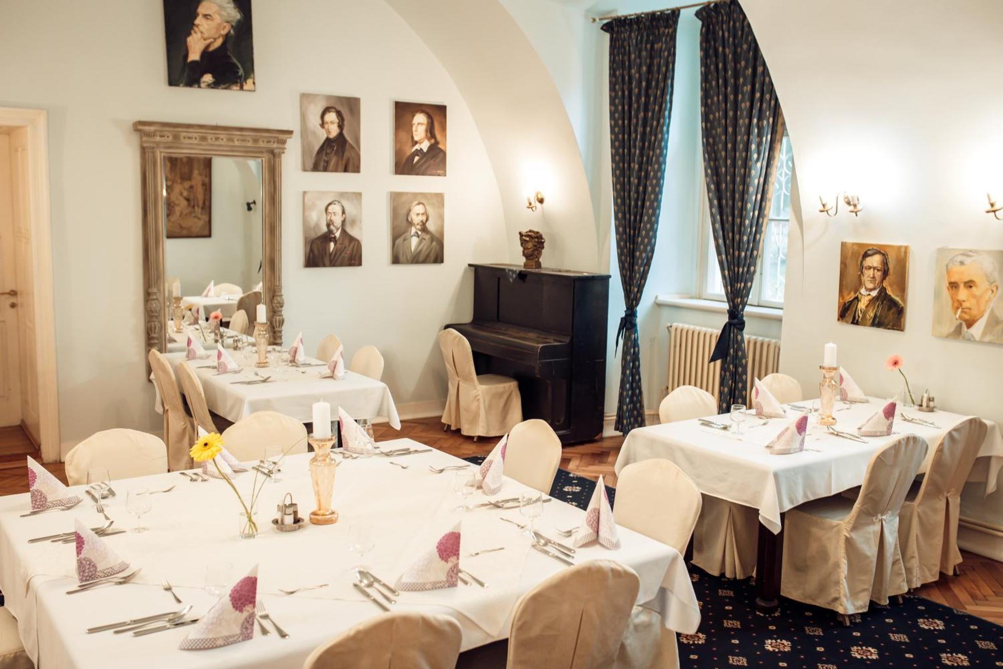 Hotel Kastiel Mojmirovce Экстерьер фото