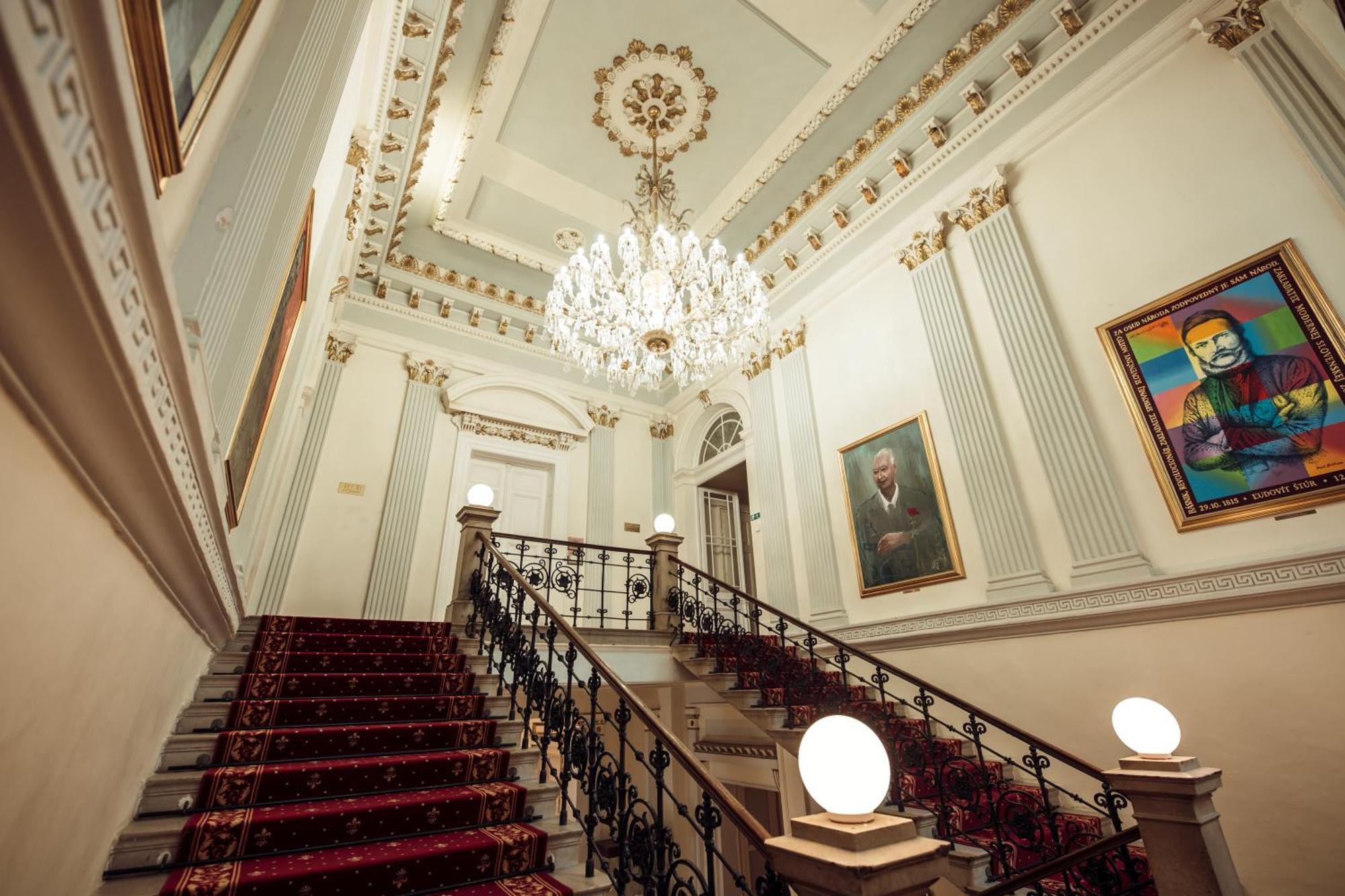 Hotel Kastiel Mojmirovce Экстерьер фото