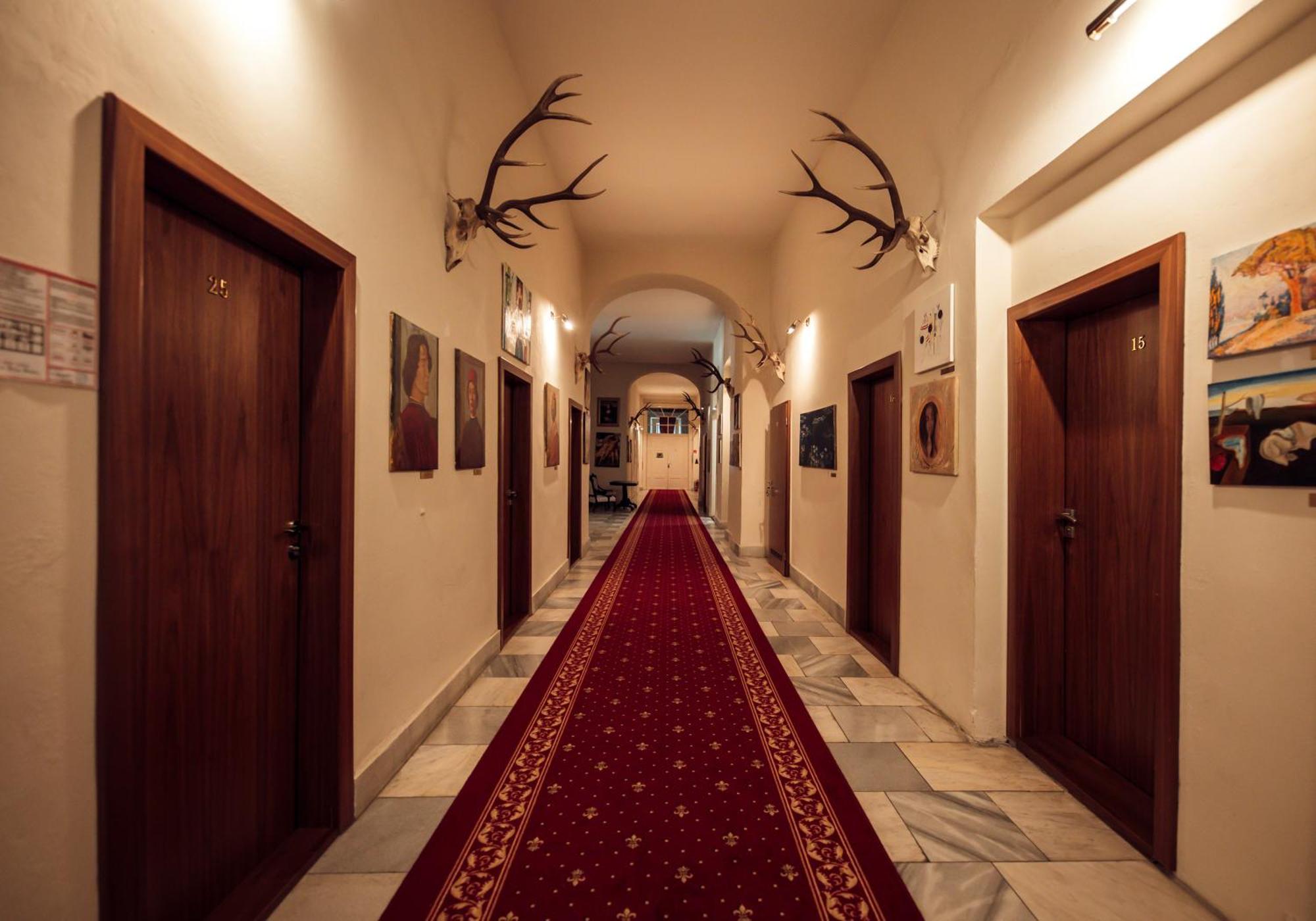 Hotel Kastiel Mojmirovce Экстерьер фото