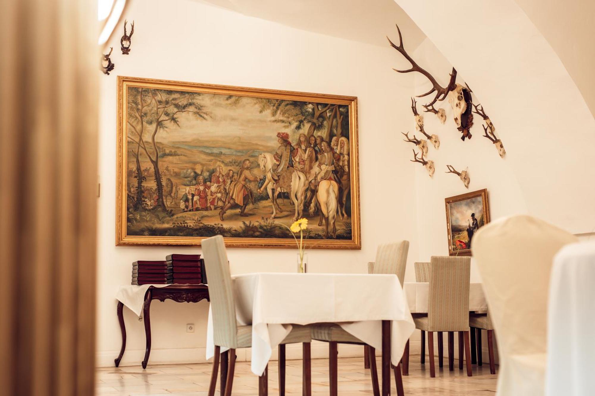 Hotel Kastiel Mojmirovce Экстерьер фото
