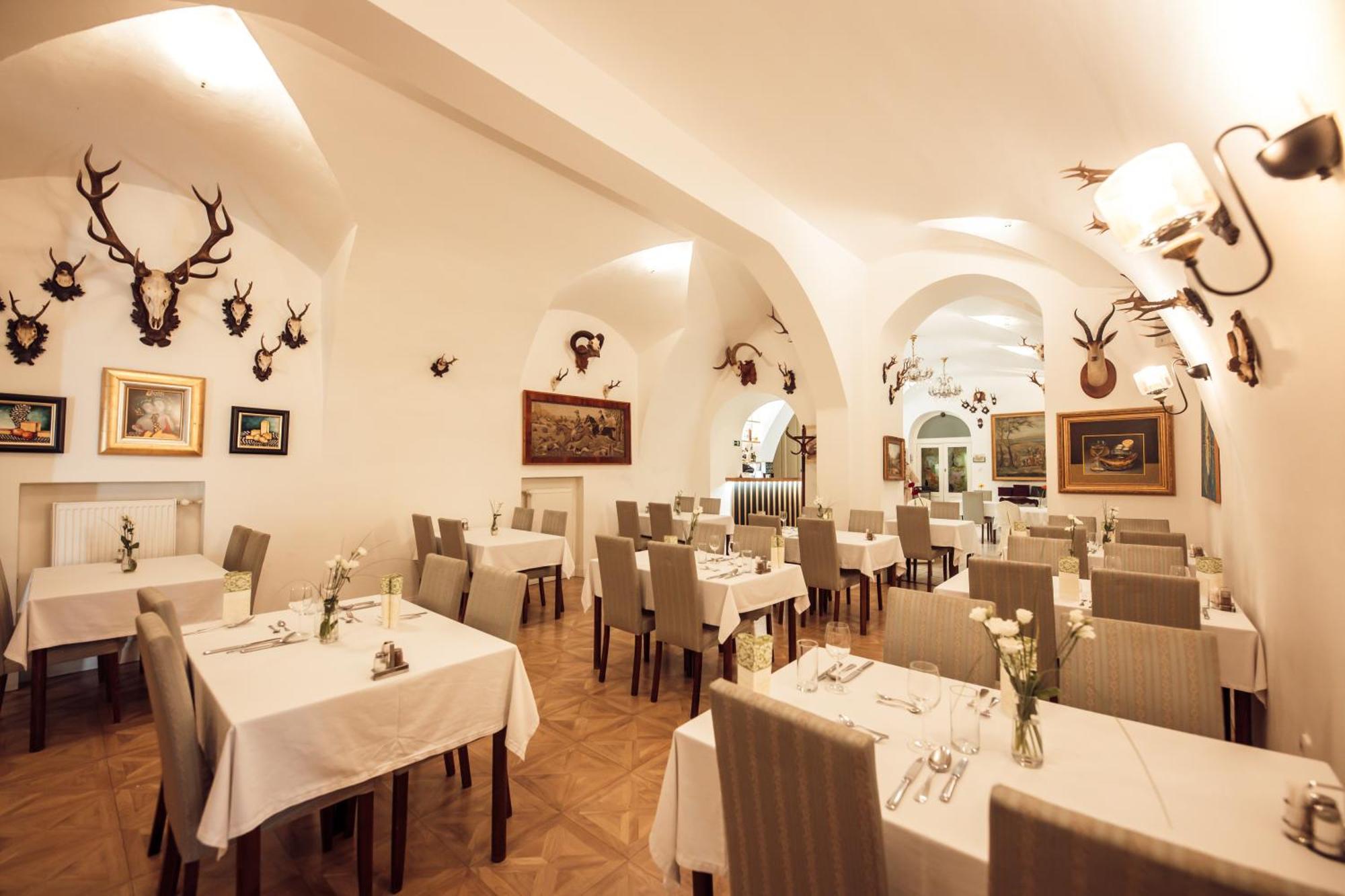Hotel Kastiel Mojmirovce Экстерьер фото