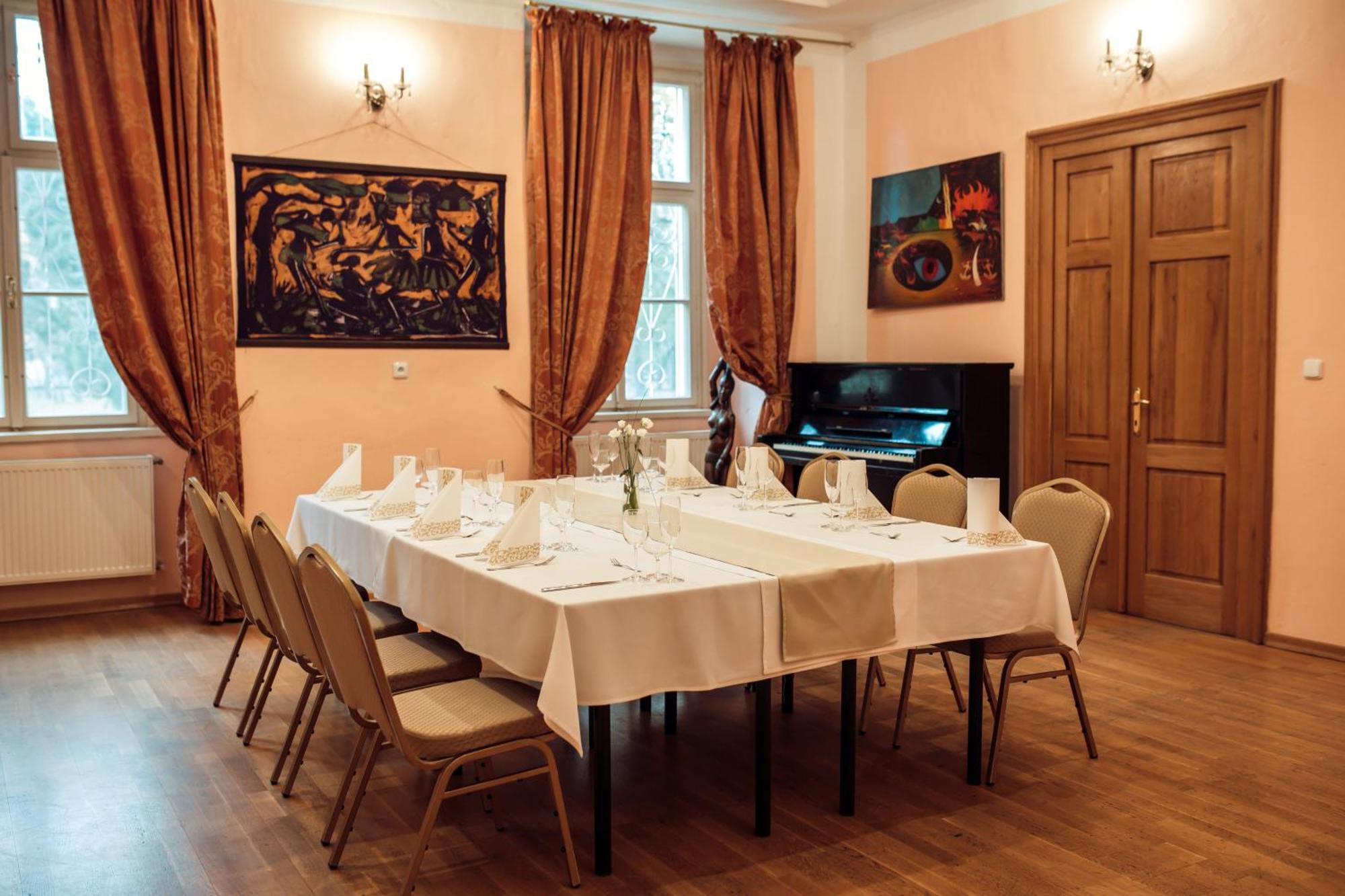 Hotel Kastiel Mojmirovce Экстерьер фото