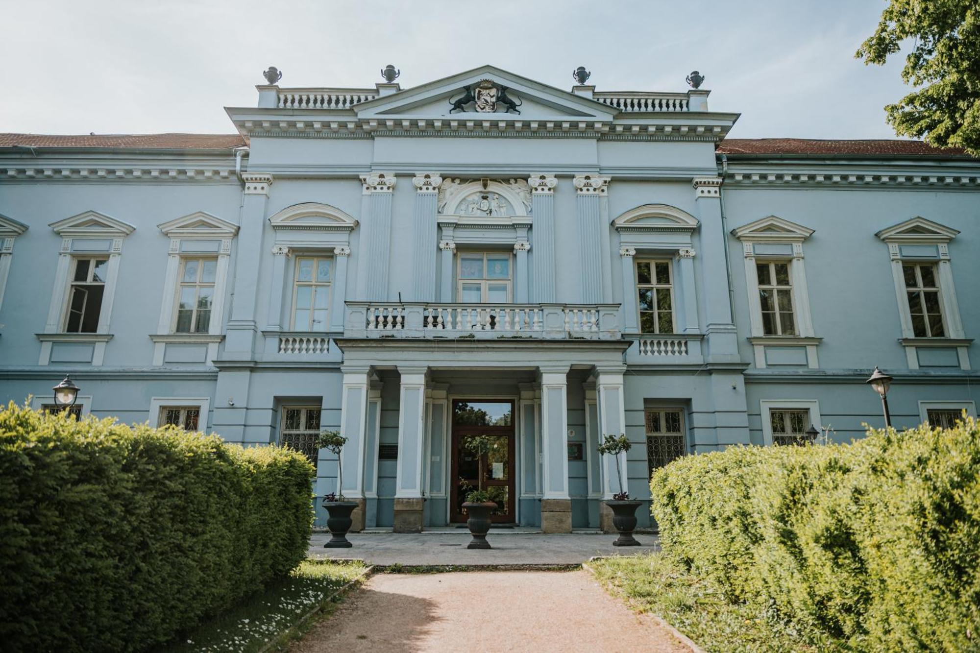 Hotel Kastiel Mojmirovce Экстерьер фото