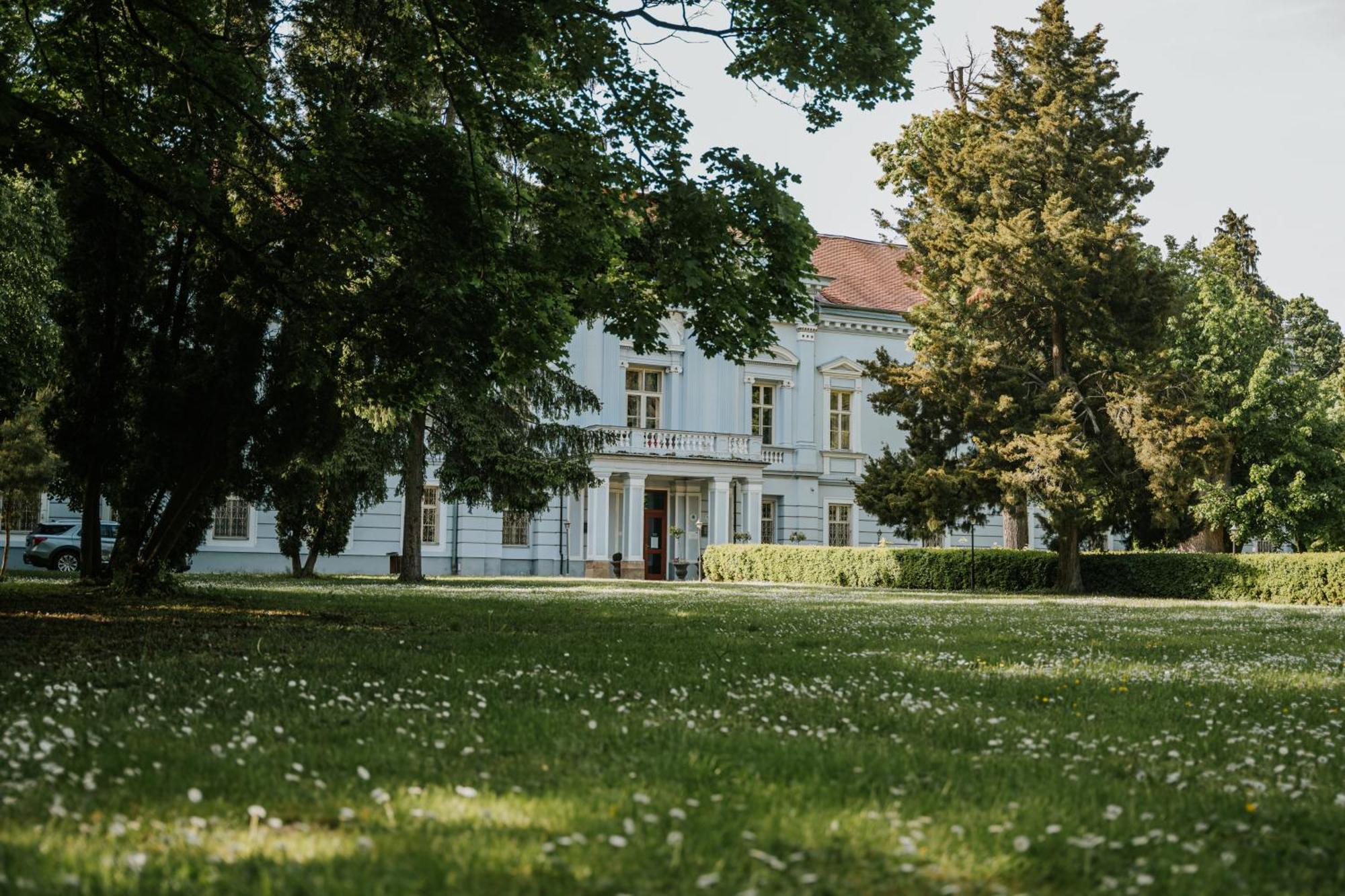 Hotel Kastiel Mojmirovce Экстерьер фото
