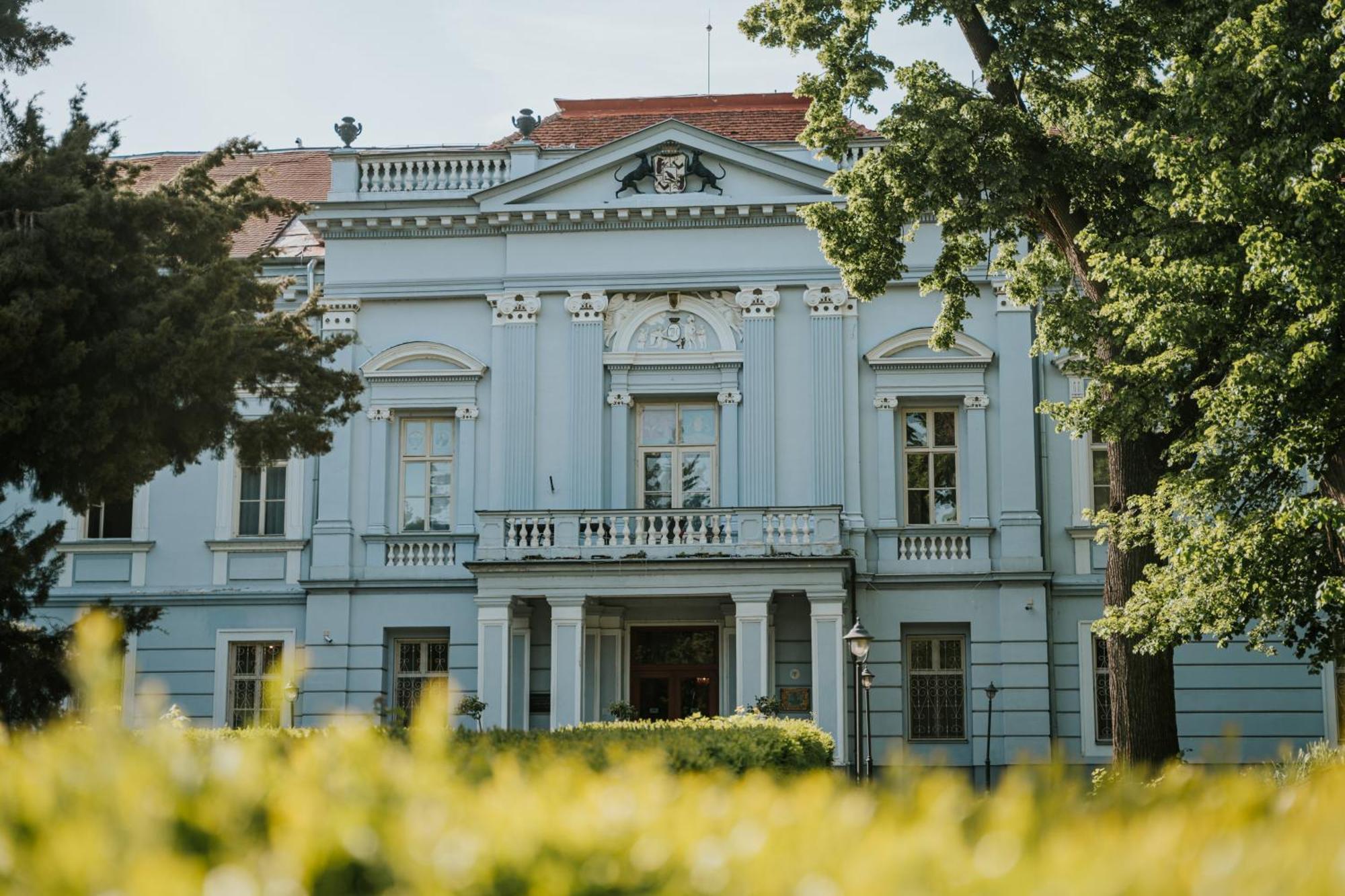 Hotel Kastiel Mojmirovce Экстерьер фото