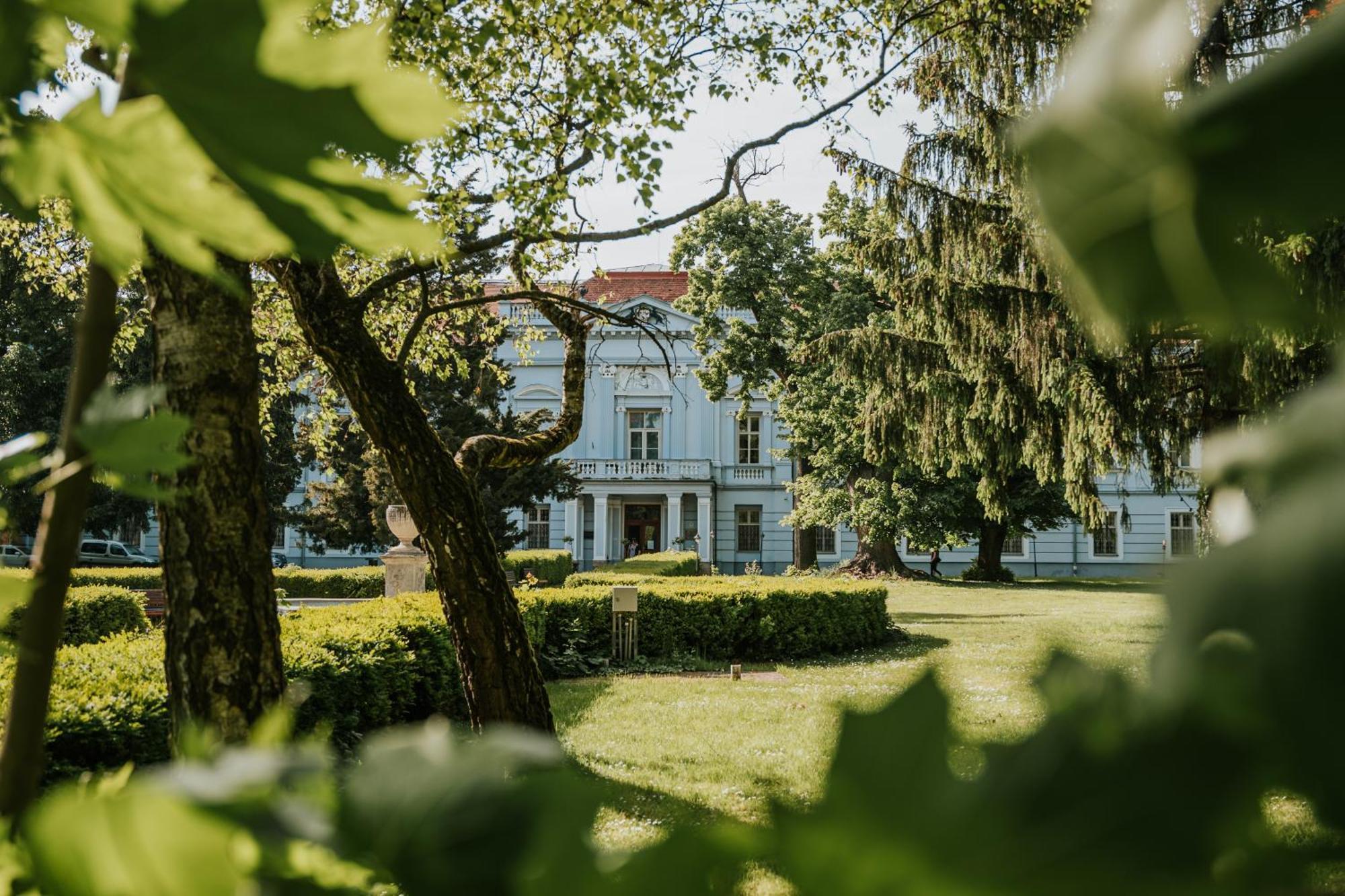Hotel Kastiel Mojmirovce Экстерьер фото